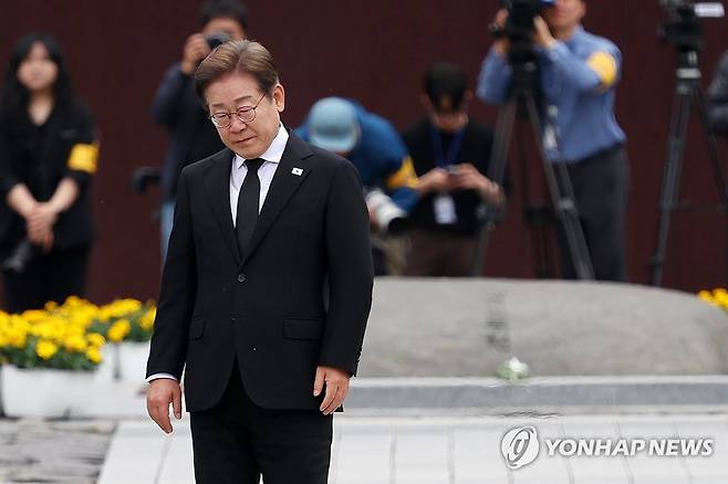 노무현 서거 16주기, 눈물 훔치는 이재명 | 인스티즈