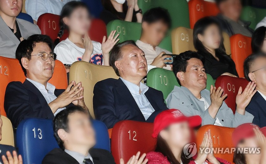  계엄 선포 장면에 박수받는 윤석열