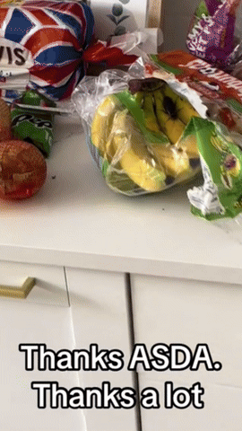 신선한 바나나 주문했는데…덤으로 온 거대 바퀴벌레(영상) | 인스티즈