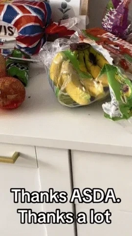 신선한 바나나 주문했는데…덤으로 온 거대 바퀴벌레(영상) | 인스티즈