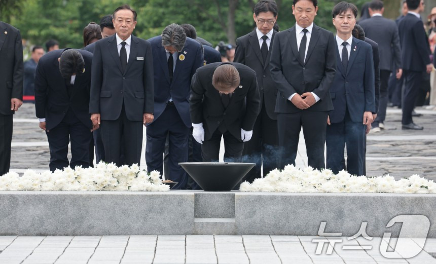 노무현 서거 16주기, 눈물 훔치는 이재명 | 인스티즈