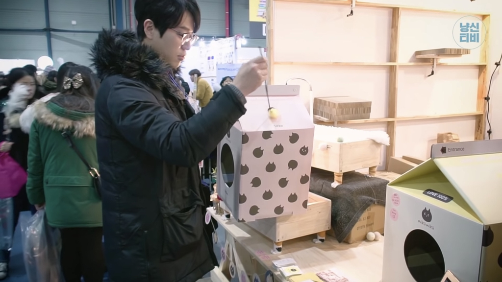 너무 극명하게 차이나서 웃긴 고양이 수의사들의 캣페스타 방문.jpg | 인스티즈