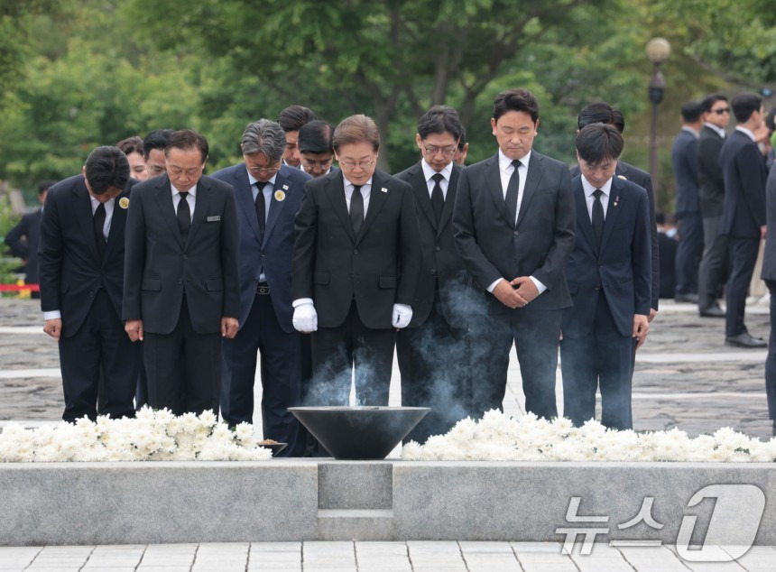 노무현 서거 16주기, 눈물 훔치는 이재명 | 인스티즈