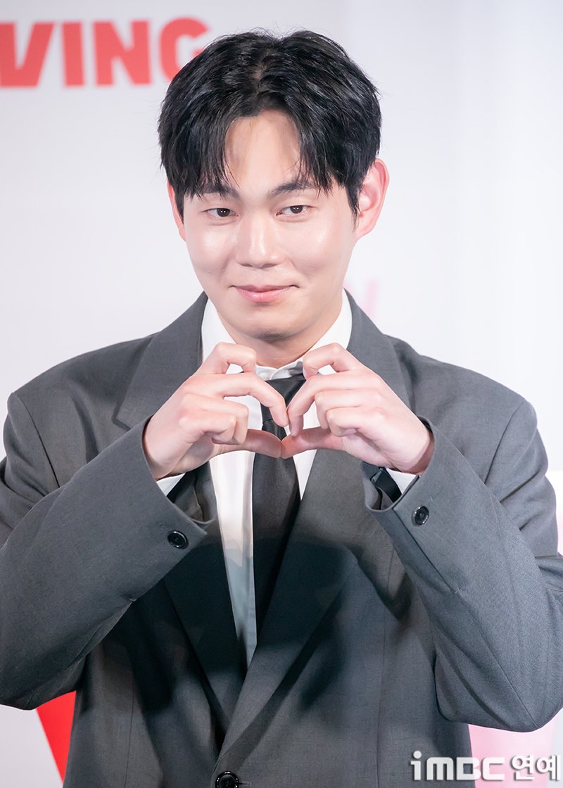  제작발표회에서 수줍게 고양이 하트 날리는 류경수