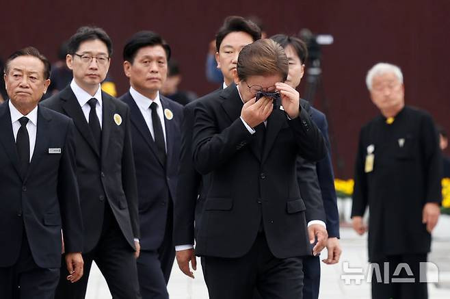 노무현 서거 16주기, 눈물 훔치는 이재명 | 인스티즈