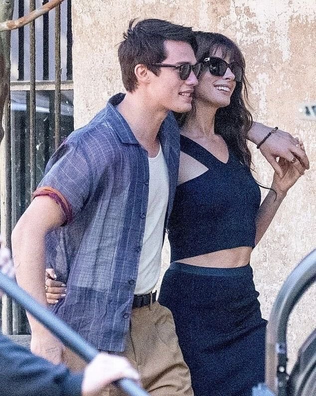 딸이랑 코첼라 갔다가 딸 최애랑 사귀게 된 엄마 영화 | 인스티즈