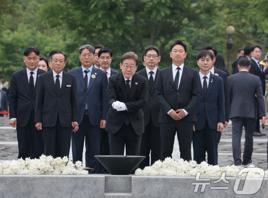 노무현 서거 16주기, 눈물 훔치는 이재명 | 인스티즈