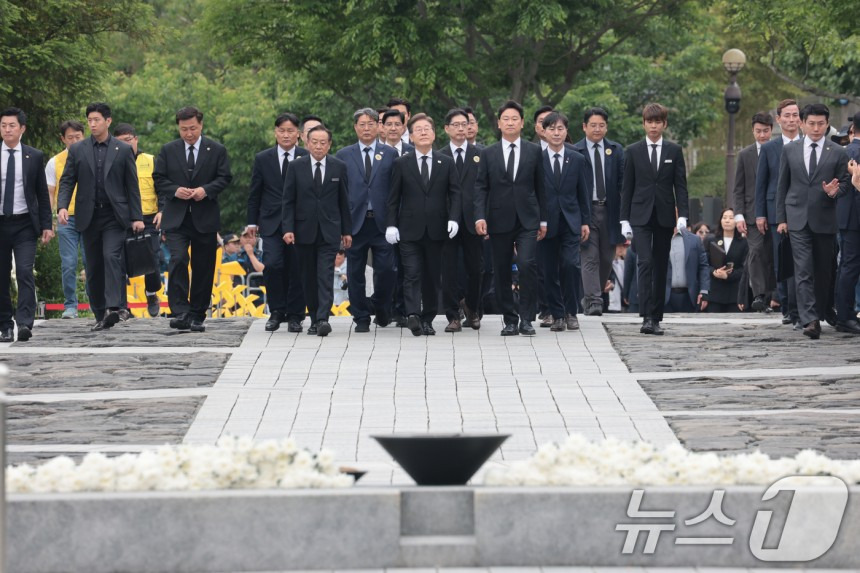 노무현 서거 16주기, 눈물 훔치는 이재명 | 인스티즈