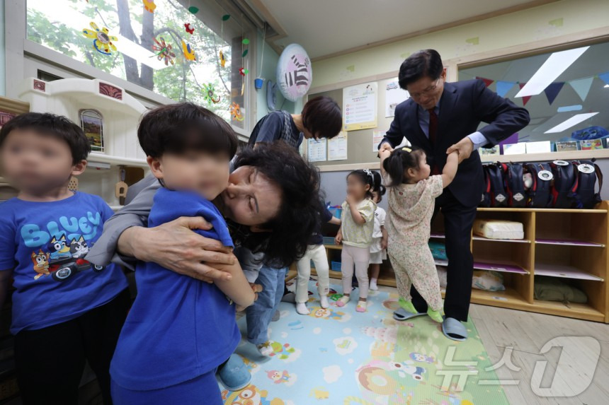 광명 어린이집 찾은 김문수 후보와 설난영 여사 | 인스티즈