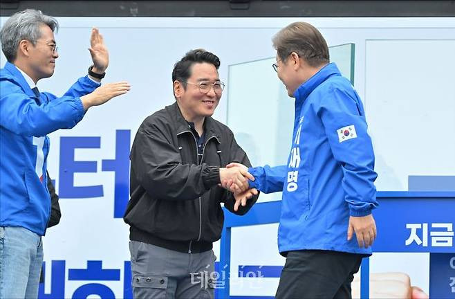  윤일상 작곡가와 악수하는 이재명 대선 후보1