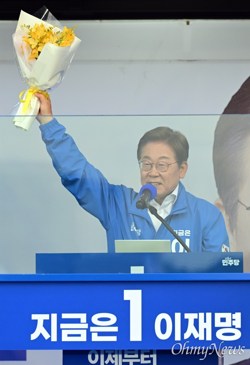 [오마이포토] 이재명 후보에게 '노란 프리지아' 전달한 세월호참사 유가족들 | 인스티즈