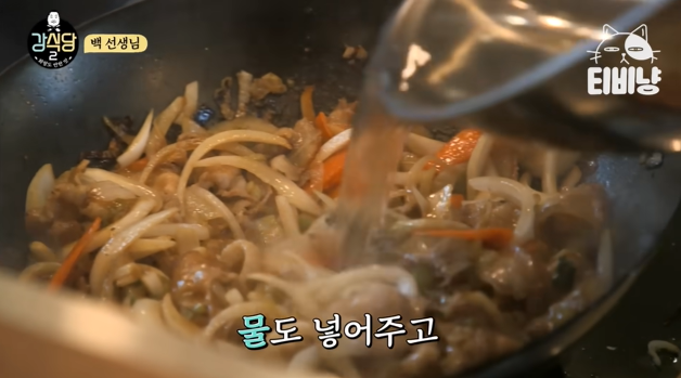 강식당 맴버들에게 밥해주는 백종원 | 인스티즈