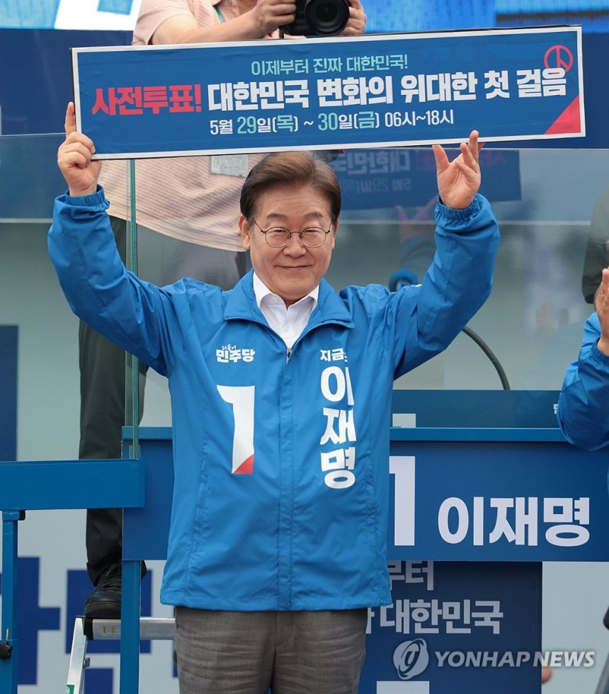  보좌관분들이 말 그대로 맨몸으로 군인들 막는거 영상 나오는데 저항하면서 하는 말이 ..