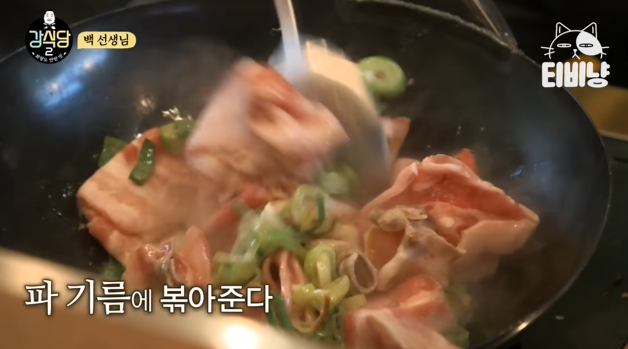 강식당 맴버들에게 밥해주는 백종원 | 인스티즈