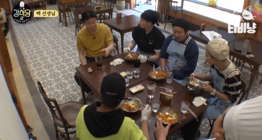 강식당 맴버들에게 밥해주는 백종원 | 인스티즈