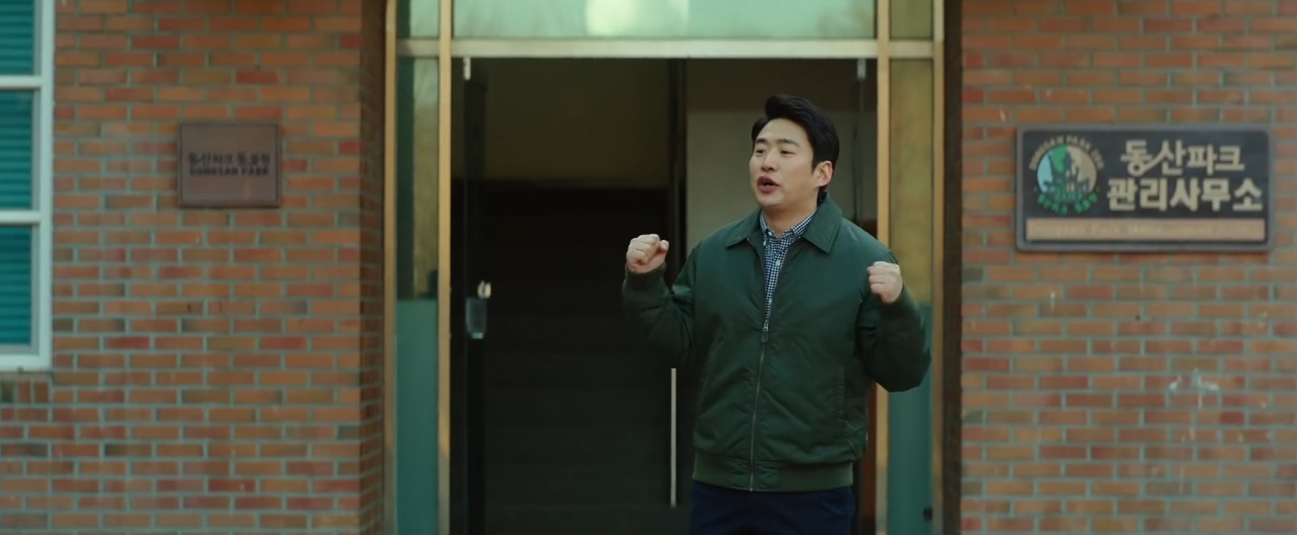 동물원인데 동물이 없어서 저희가 그냥 동물인 척 했더니 대박 났어요.jpg | 인스티즈