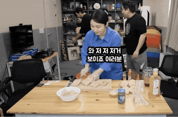  엄마 없는데...