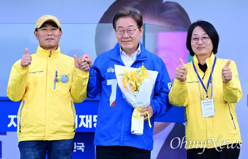 [오마이포토] 이재명 후보에게 '노란 프리지아' 전달한 세월호참사 유가족들 | 인스티즈