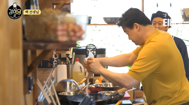 강식당 맴버들에게 밥해주는 백종원 | 인스티즈