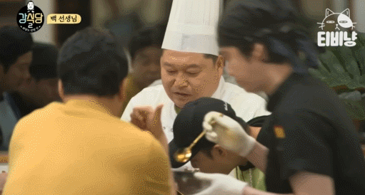 강식당 맴버들에게 밥해주는 백종원 | 인스티즈
