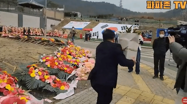  박근혜한테 난 거절당한 뒤 쪽팔려서 냅다 도망가는 이준석 비서.gif