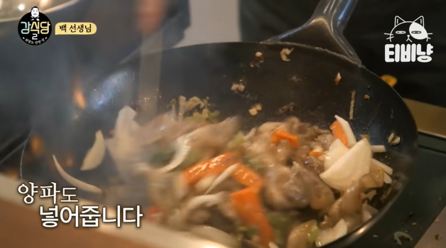 강식당 맴버들에게 밥해주는 백종원 | 인스티즈