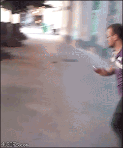 그러게 왜 멀쩡한 쓰레기통을 차고 난리야