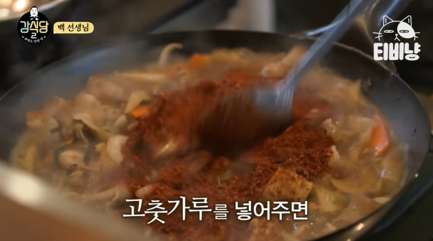 강식당 맴버들에게 밥해주는 백종원 | 인스티즈