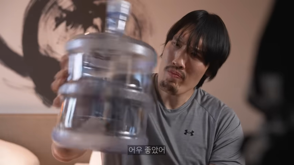 생수통 한손에 들어오는 최홍만.jpg | 인스티즈