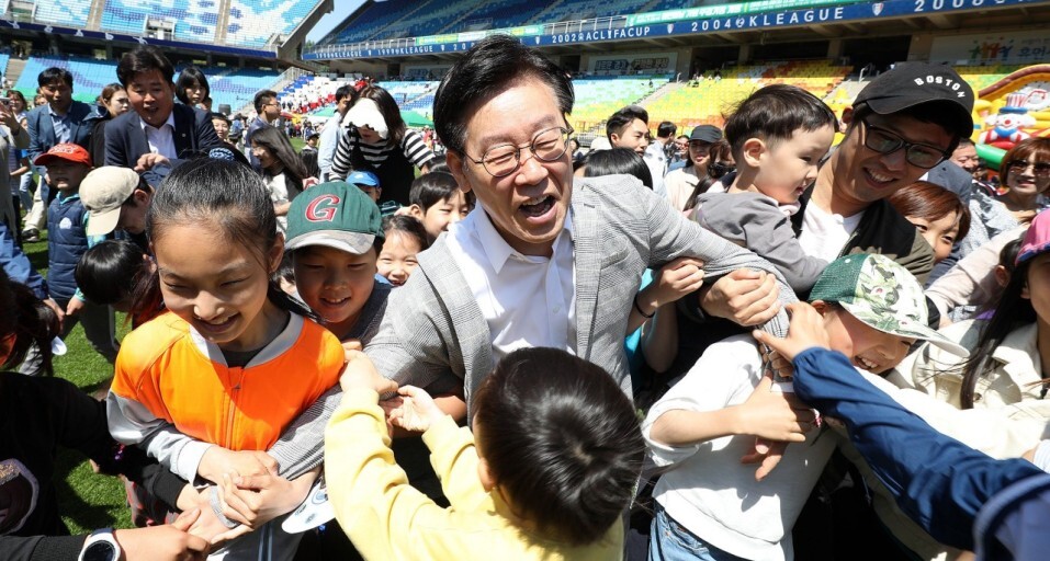 이재명 대표 '고등학생들에게 인기 만점' | 인스티즈
