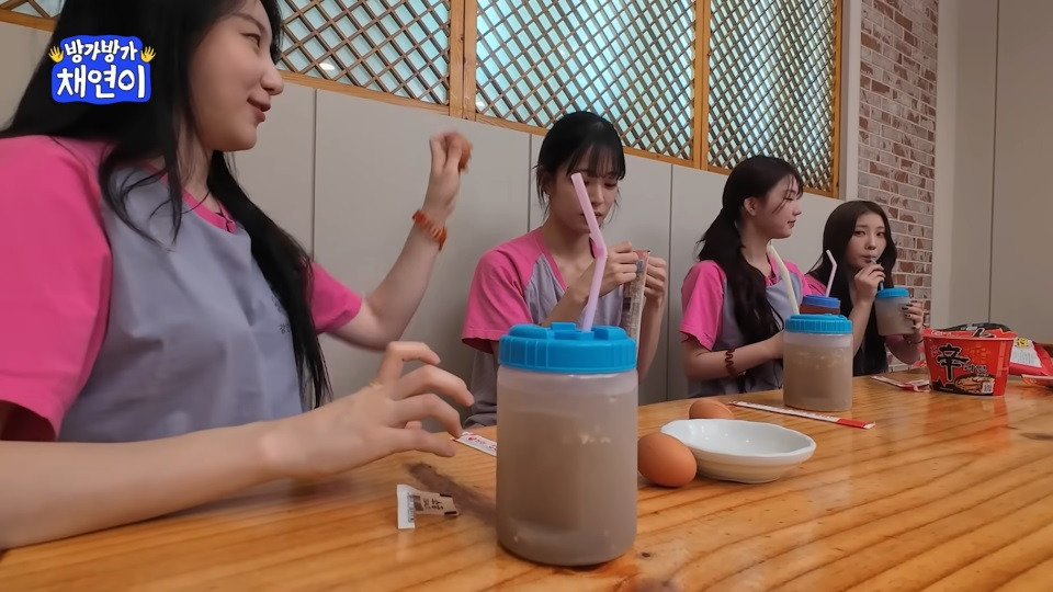 머리에 구운 계란을 깨는 이채연, 이채영, 이채영, 이채영 | 인스티즈