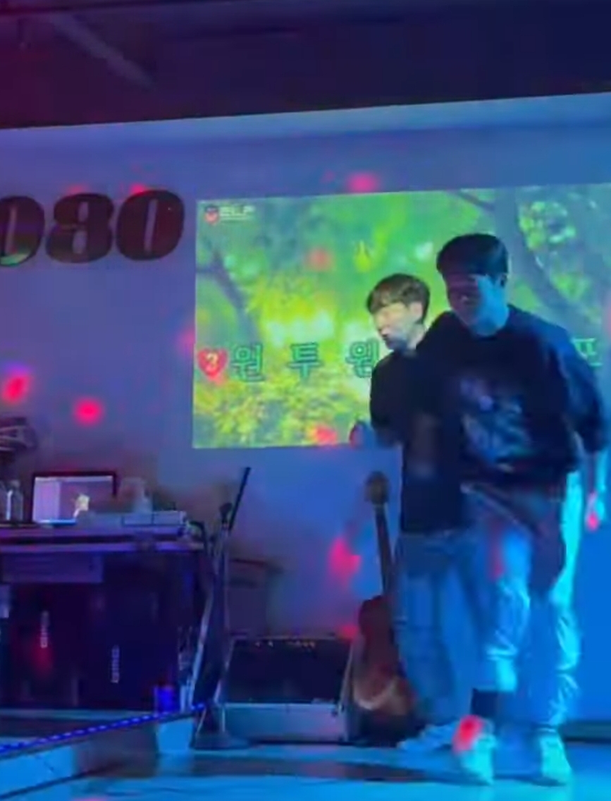  7080라이브카페 가서 밴드버전 MR로 검정고무신 부르는 젊은이들.avi