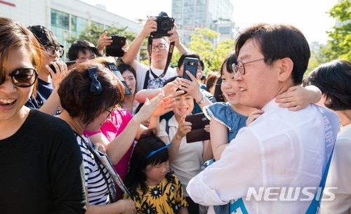 이재명 대표 '고등학생들에게 인기 만점' | 인스티즈