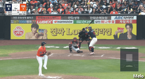  1점차 9회 투아웃 풀카운트! 전준우는 배트를 던졌고!!!!.gif1