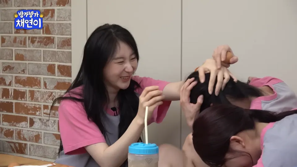 머리에 구운 계란을 깨는 이채연, 이채영, 이채영, 이채영 | 인스티즈