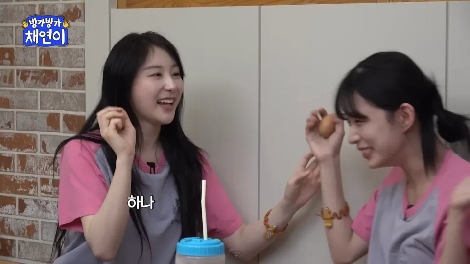 머리에 구운 계란을 깨는 이채연, 이채영, 이채영, 이채영 | 인스티즈