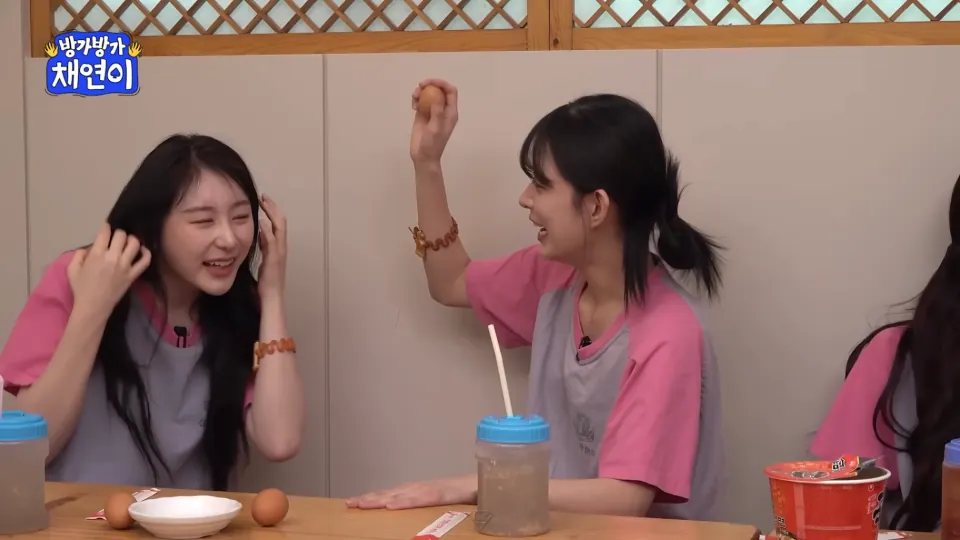 머리에 구운 계란을 깨는 이채연, 이채영, 이채영, 이채영 | 인스티즈