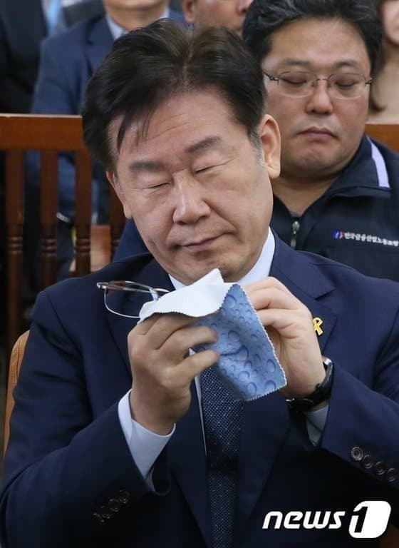  눈 크기도 조작당한 이재명 (박색라이팅 멈춰)1