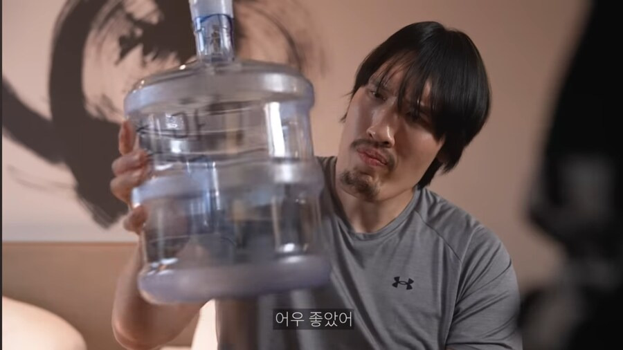생수통 한손에 들어오는 최홍만.jpg | 인스티즈