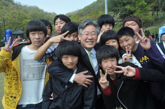 이재명 대표 '고등학생들에게 인기 만점' | 인스티즈