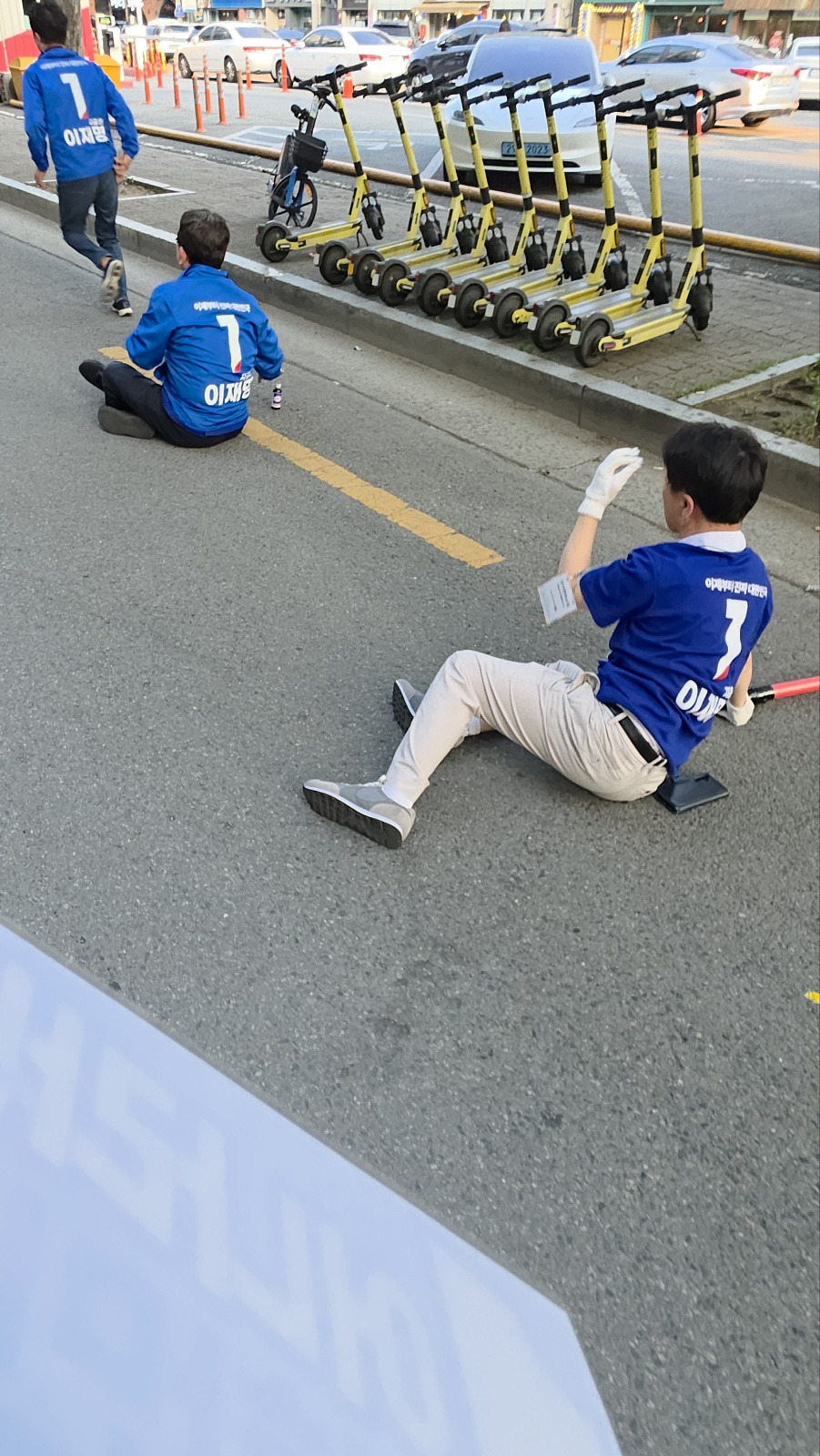  민주당 지지자들 차로밀고 도주하려한 20대 대구남1