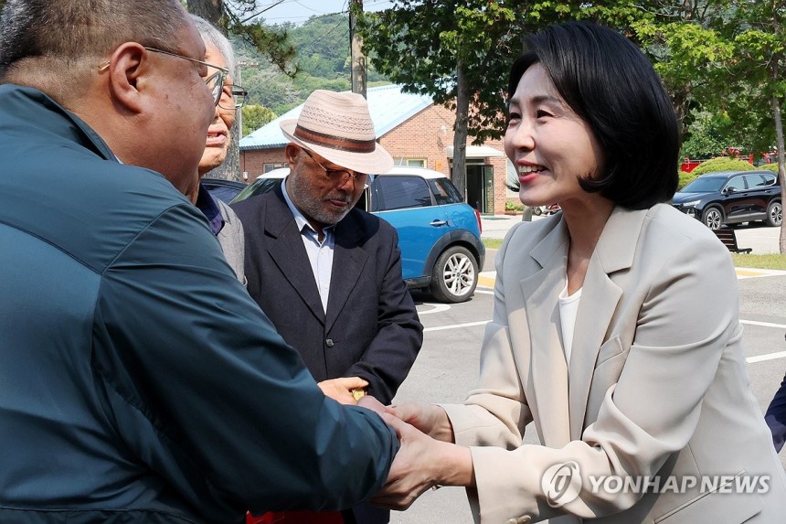 소록도 성당 수녀들과 이야기 나누는 김혜경 여사 | 인스티즈