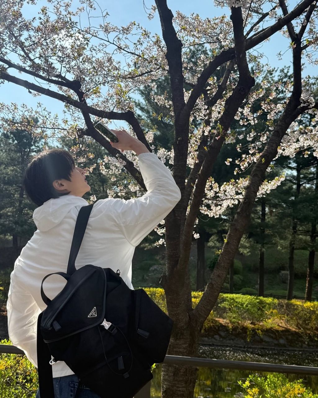 변우석 인스타 프라다 사진 업뎃 | 인스티즈