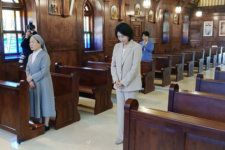소록도 성당 수녀들과 이야기 나누는 김혜경 여사 | 인스티즈