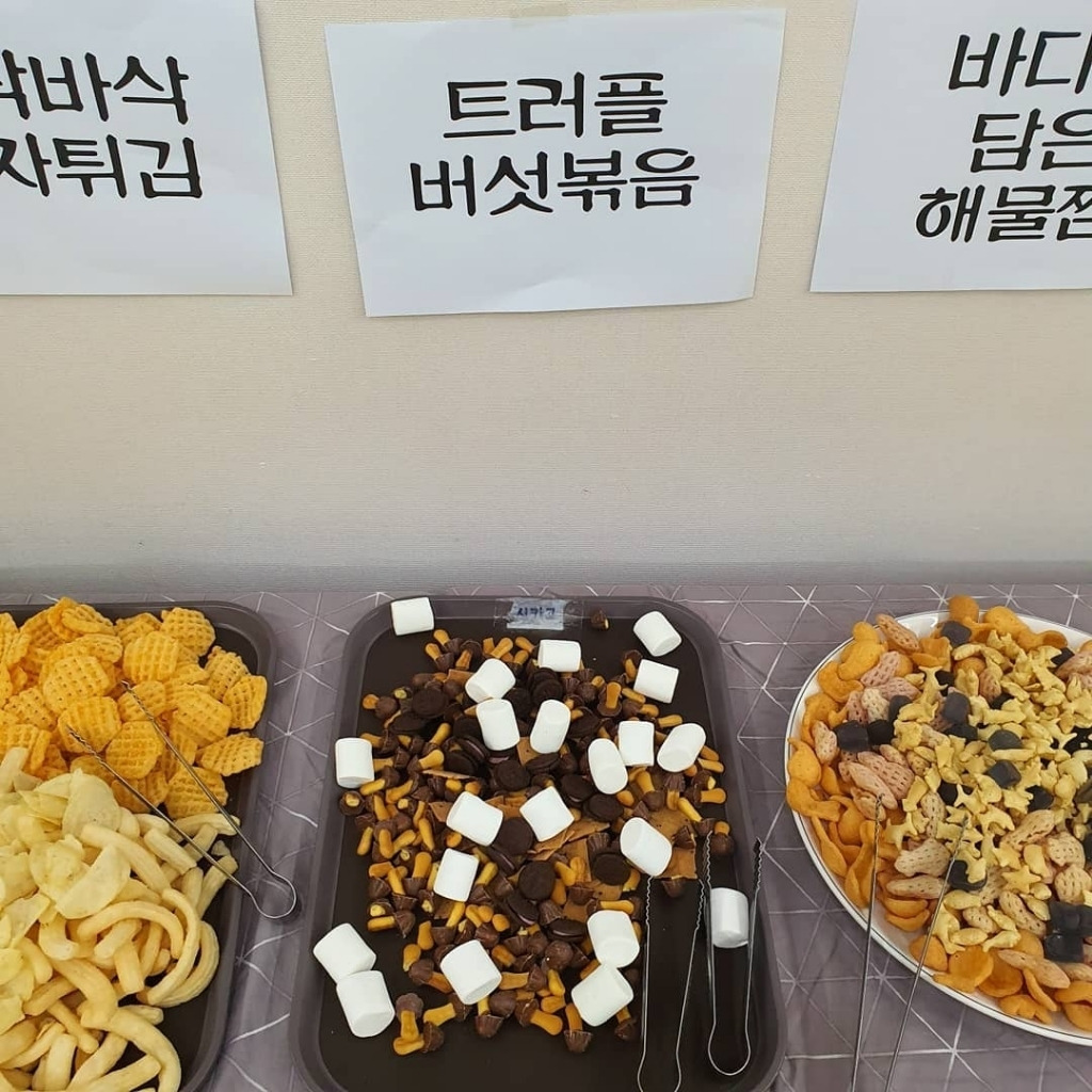  유치원에서 핫하다는 과자뷔페.......jpg