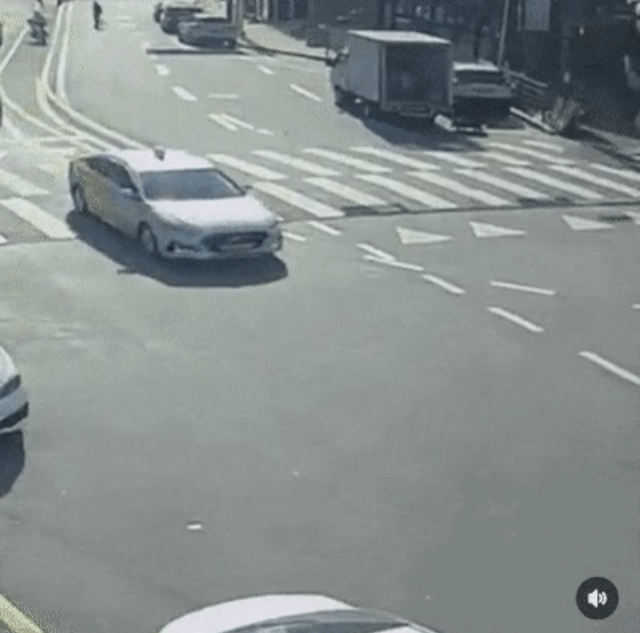  오토바이가 고소한 교통사고 .gif