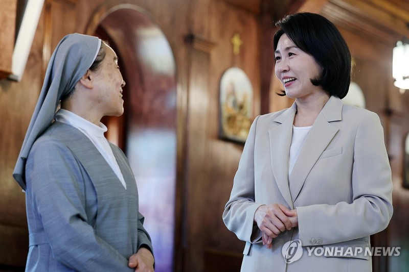 소록도 성당 수녀들과 이야기 나누는 김혜경 여사 | 인스티즈