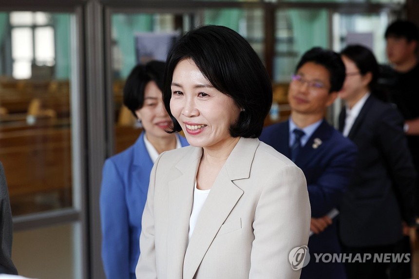 소록도 성당 수녀들과 이야기 나누는 김혜경 여사 | 인스티즈