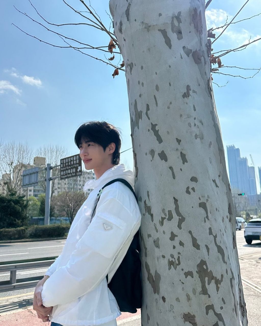 변우석 인스타 프라다 사진 업뎃 | 인스티즈