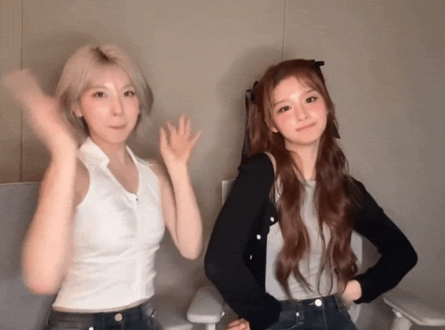 브이 했다가 순간 아차한 설윤.gif | 인스티즈